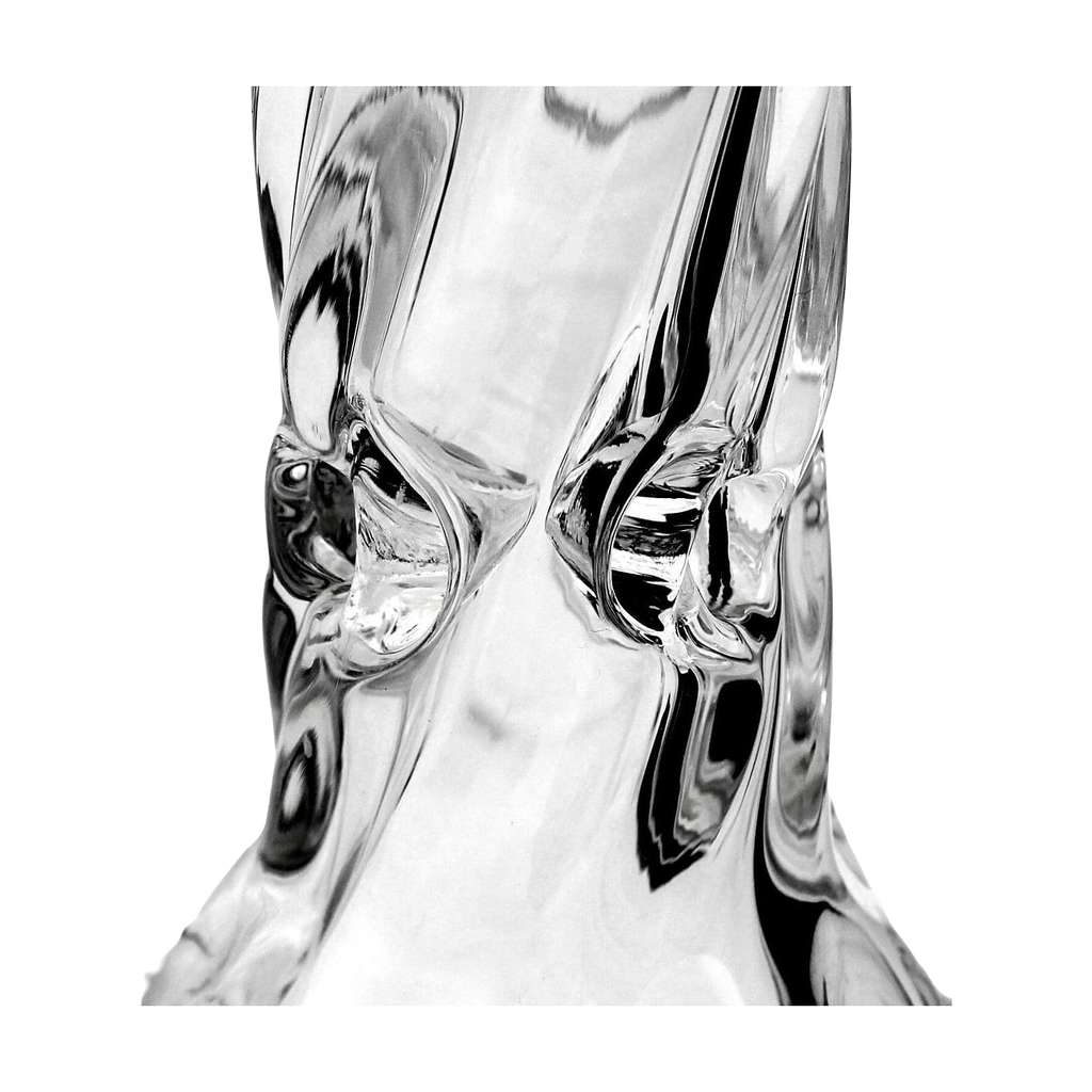 Close-up of PILOT DIARY 16" Spiral Bong's intricate glasswork and clear finish