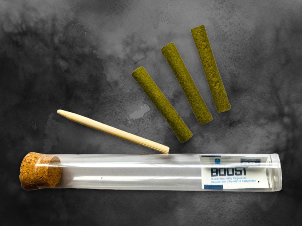 CaliGreenGold Green Hemp Wraps 2g capacity, 3-pack, on smoky background with BOOST tube