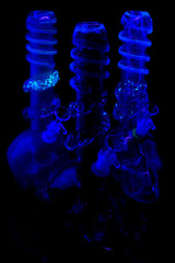 Soft Glass Skull Bong “Night Howl” – UV-Reactive Accents – Assorted Colors