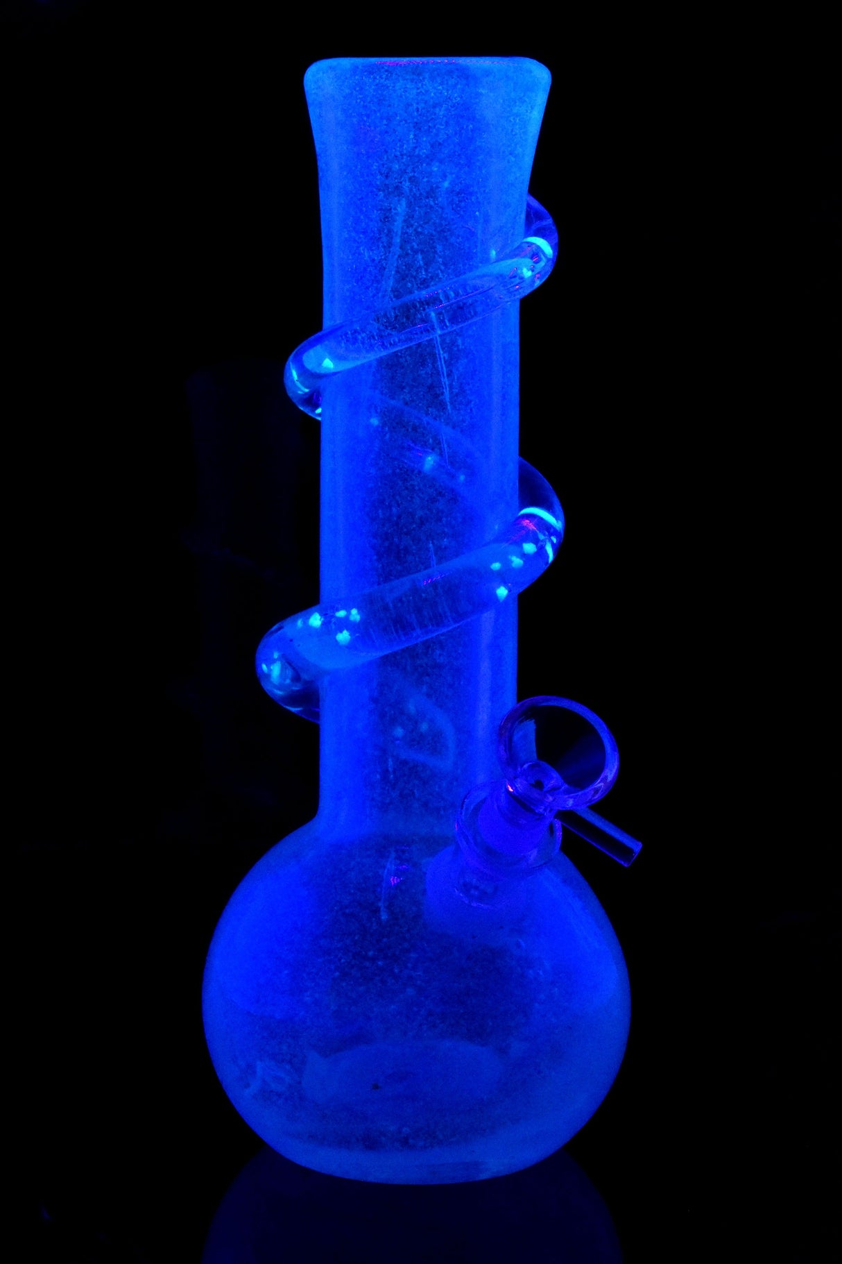 Soft Glass Round-Base Bong “Luna Loop” – UV-Reactive Spiral – Assorted Colors