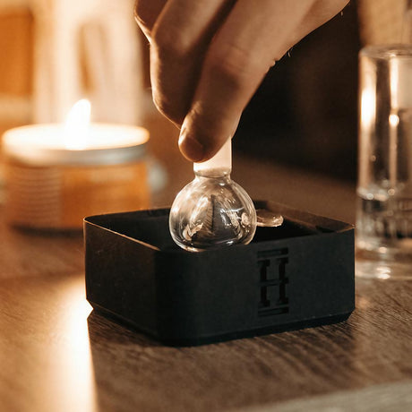 Hemper Silicone Caché black debowling ashtray in use, easy to clean, durable material