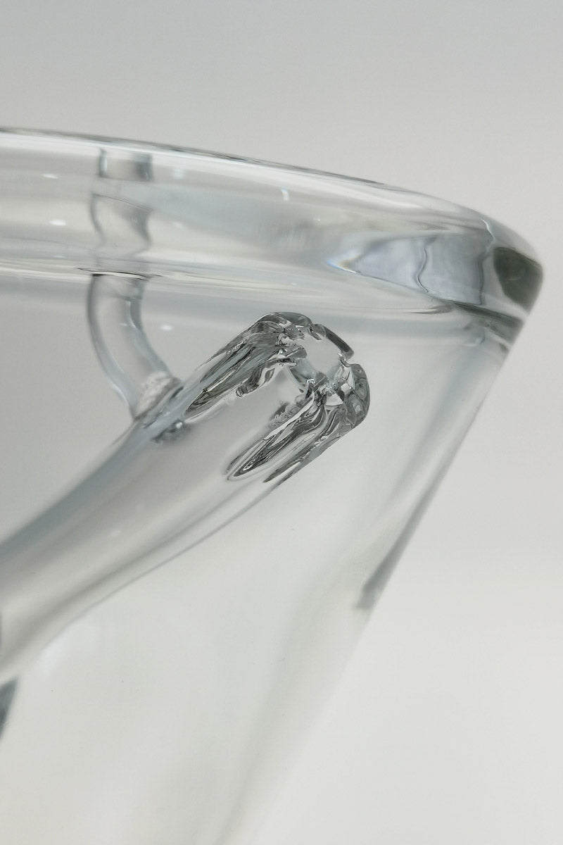Close-up of TAG 7" Beaker's rim with Fixed Showerhead Downstem in clear glass