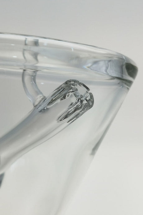 Close-up of TAG 7" Beaker's rim with Fixed Showerhead Downstem in clear glass
